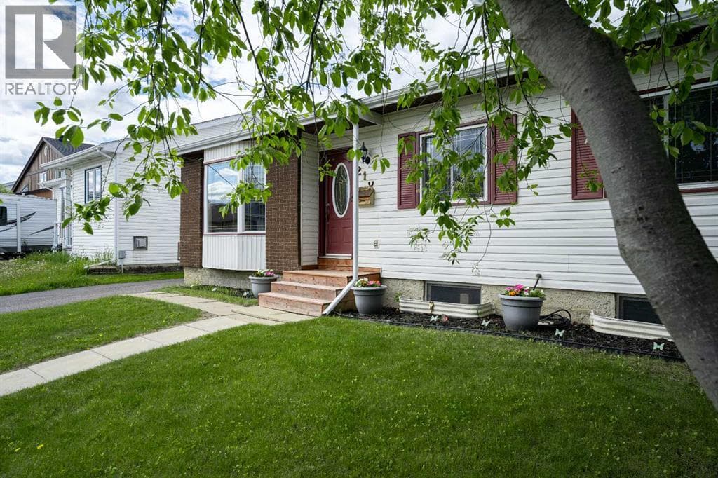 210 Leigh Crescent — photo 2