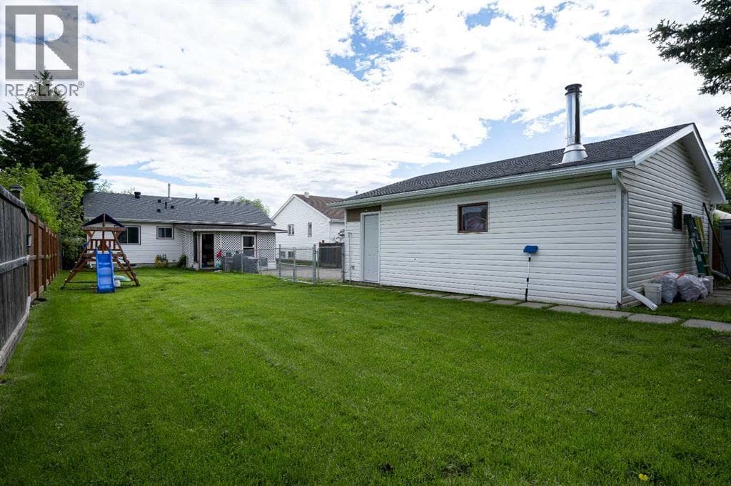 210 Leigh Crescent — photo 4