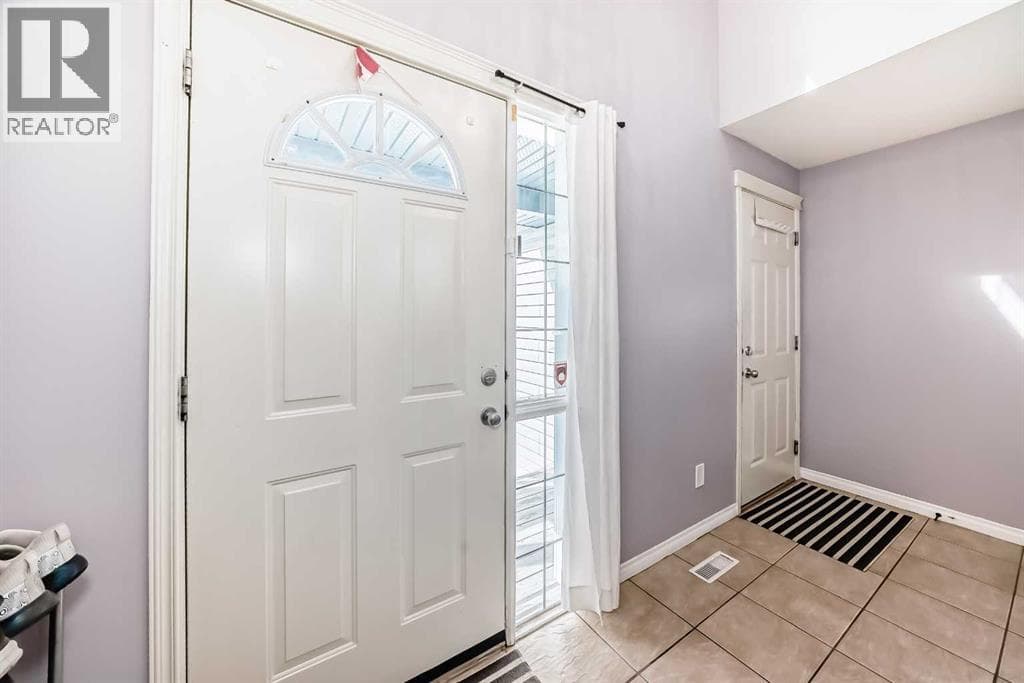44 Canoe Square SW — photo 4