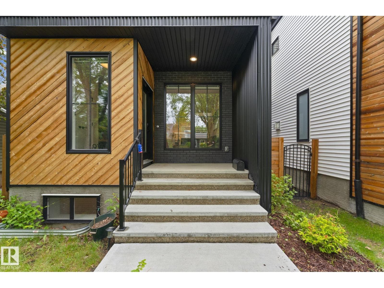 9138 71 AV NW — photo 3