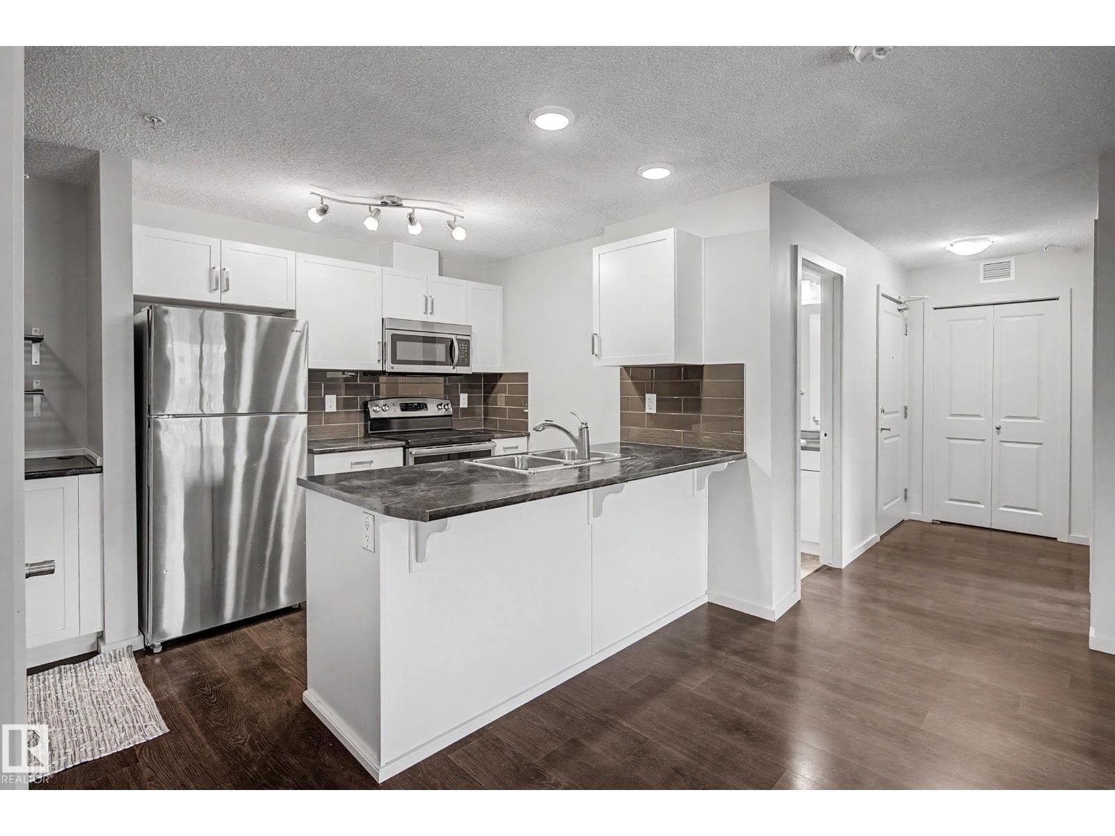 #327 5515 7 AV SW — photo 4