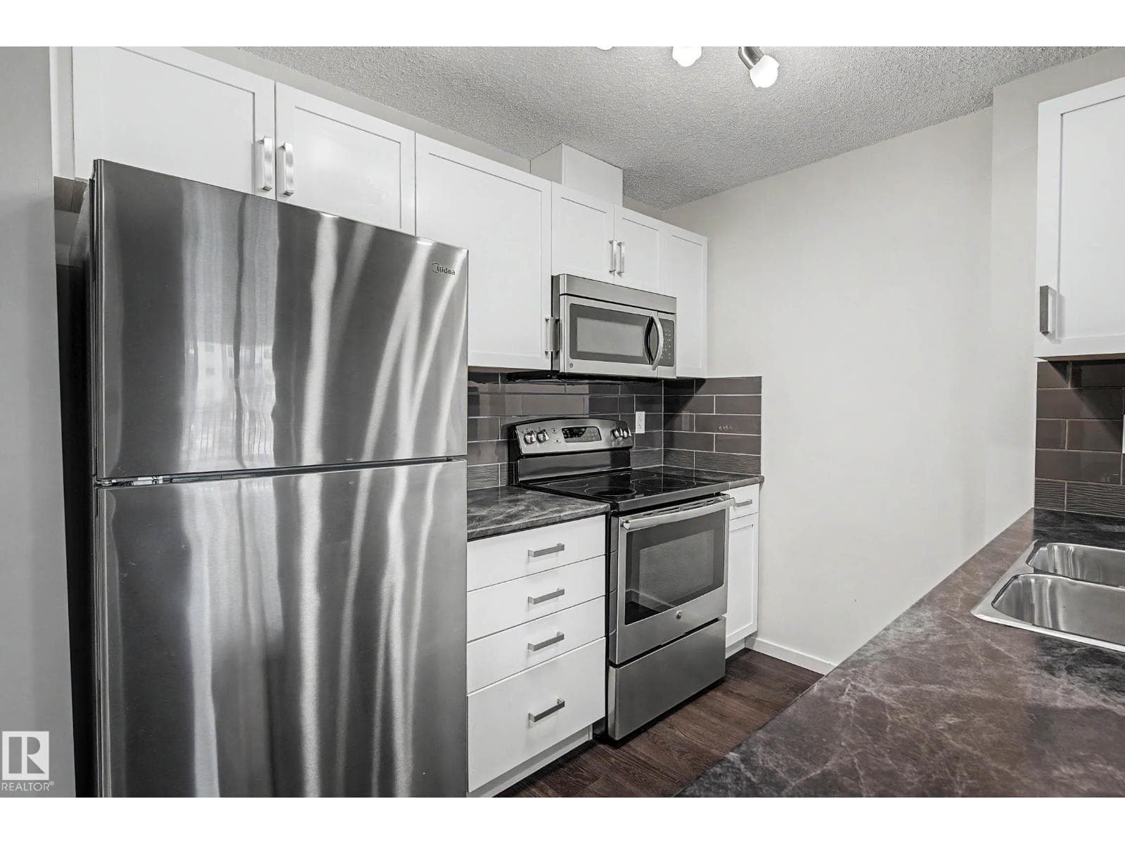 #327 5515 7 AV SW — photo 5