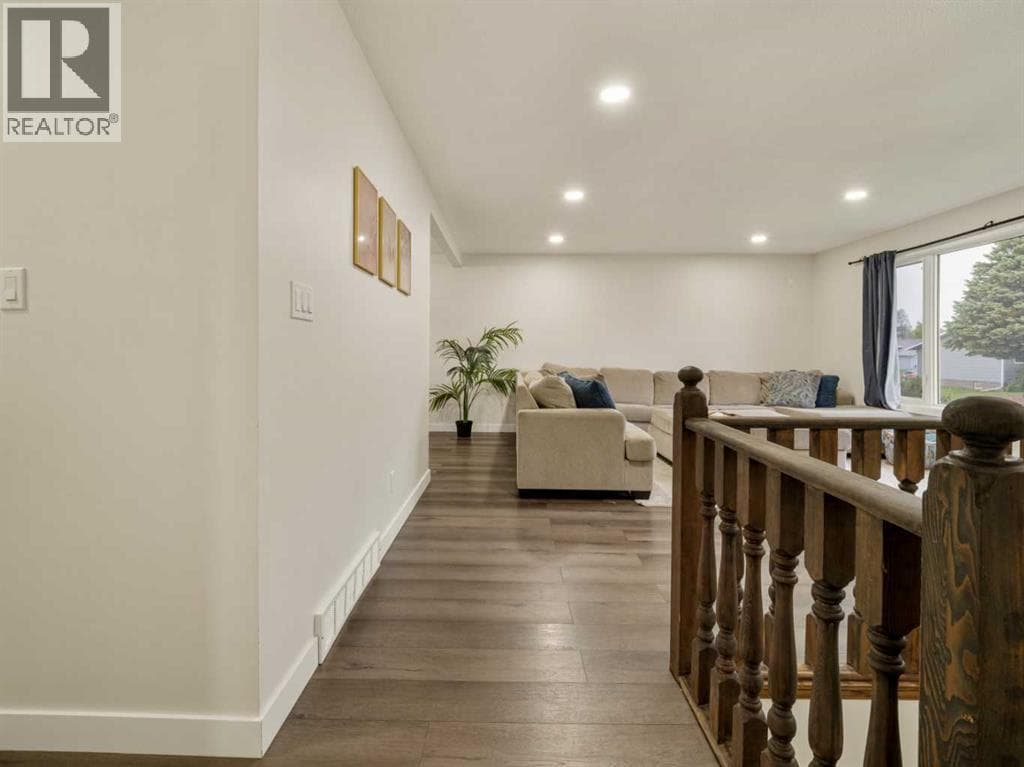 5408 45 Street — photo 3