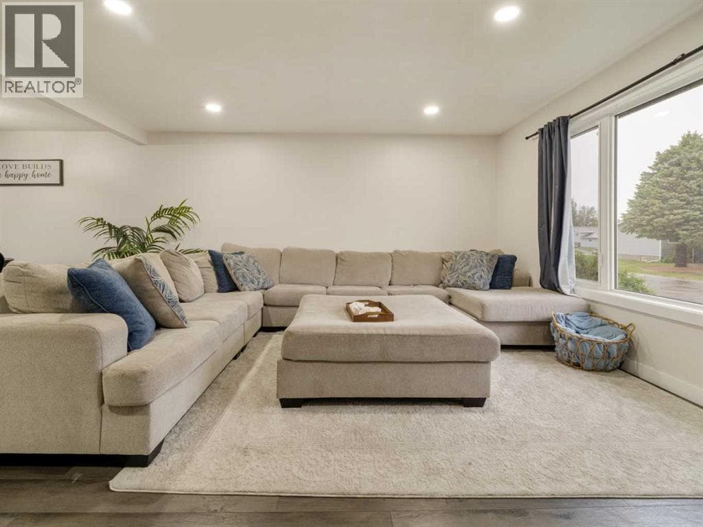 5408 45 Street — photo 4