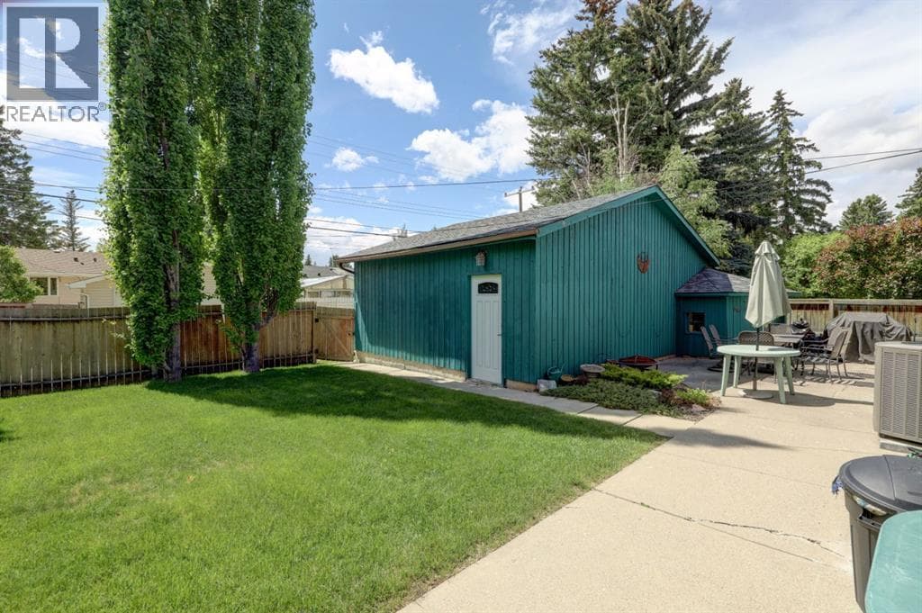 68 Brown Crescent NW — photo 3