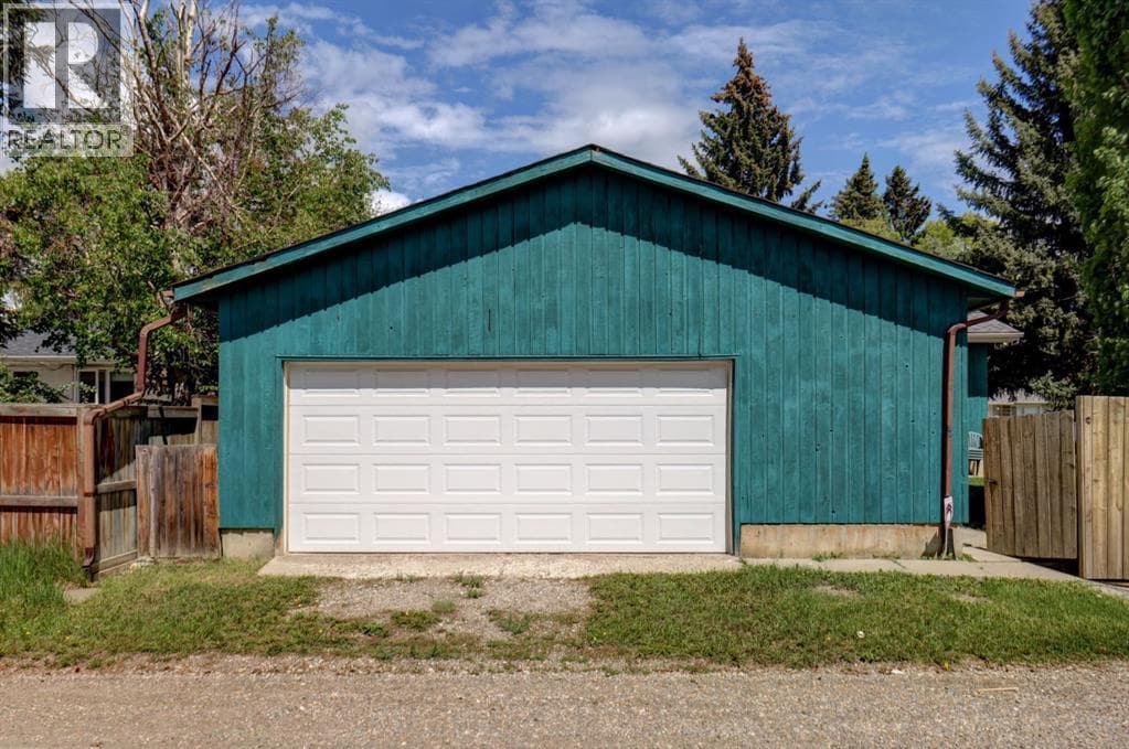 68 Brown Crescent NW — photo 4