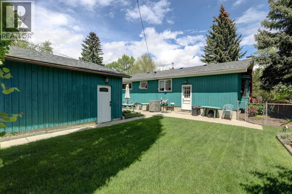 68 Brown Crescent NW — photo 5