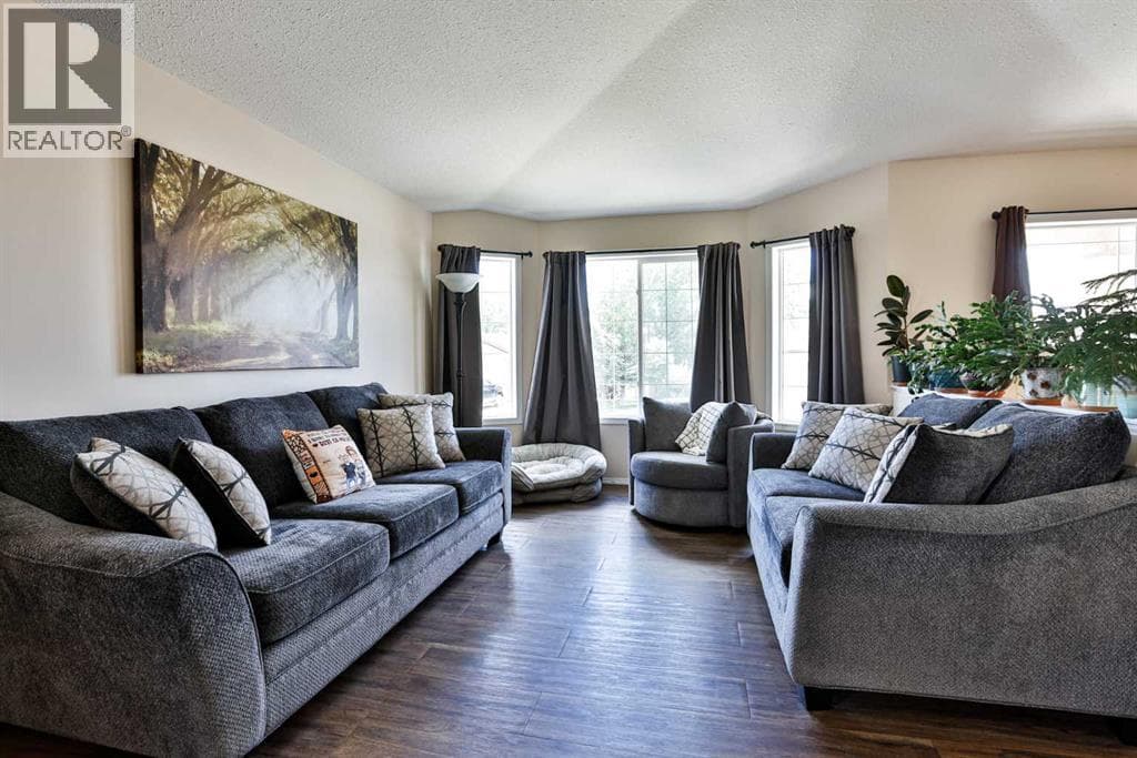 34 Chilcotin Way W — photo 3