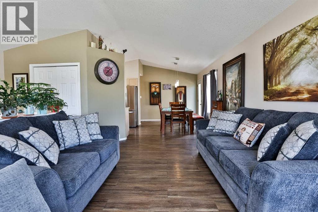34 Chilcotin Way W — photo 4