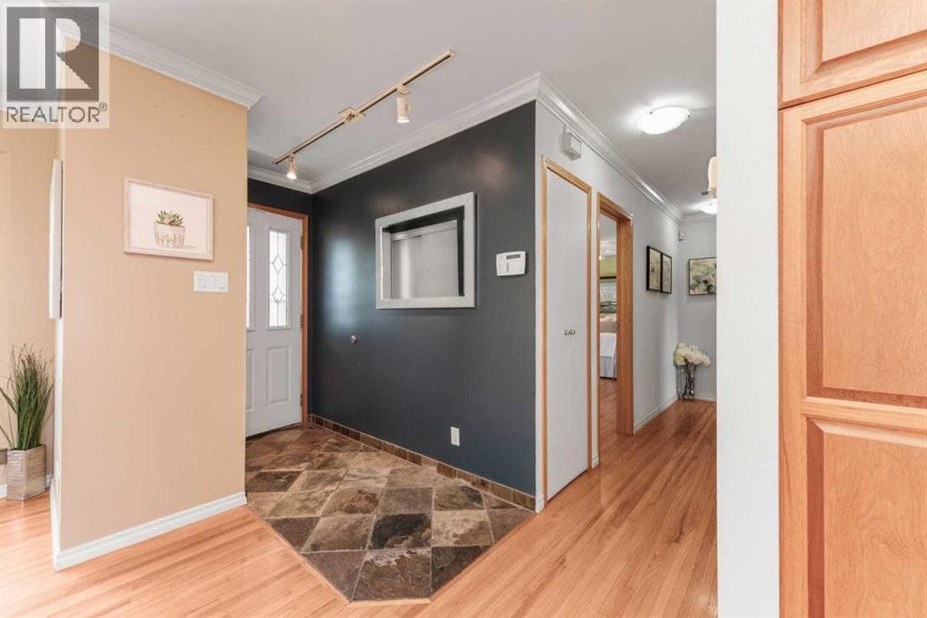 423 Spyhill Road NW — photo 2