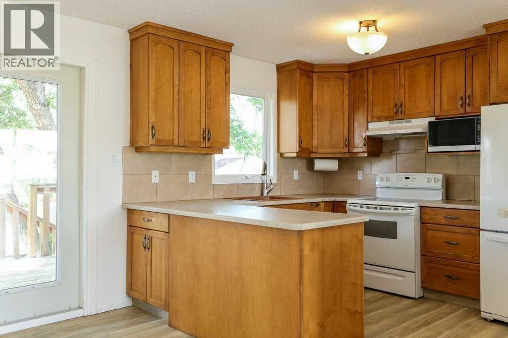 316 Leaside Avenue S — photo 5