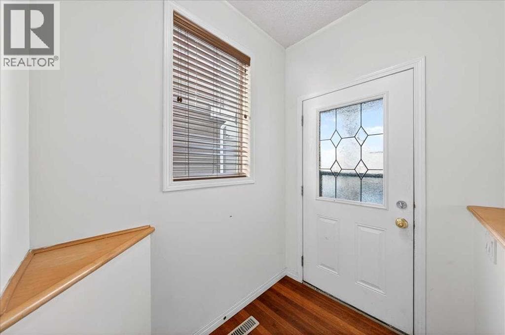 34 Saddlecrest Crescent NE — photo 3