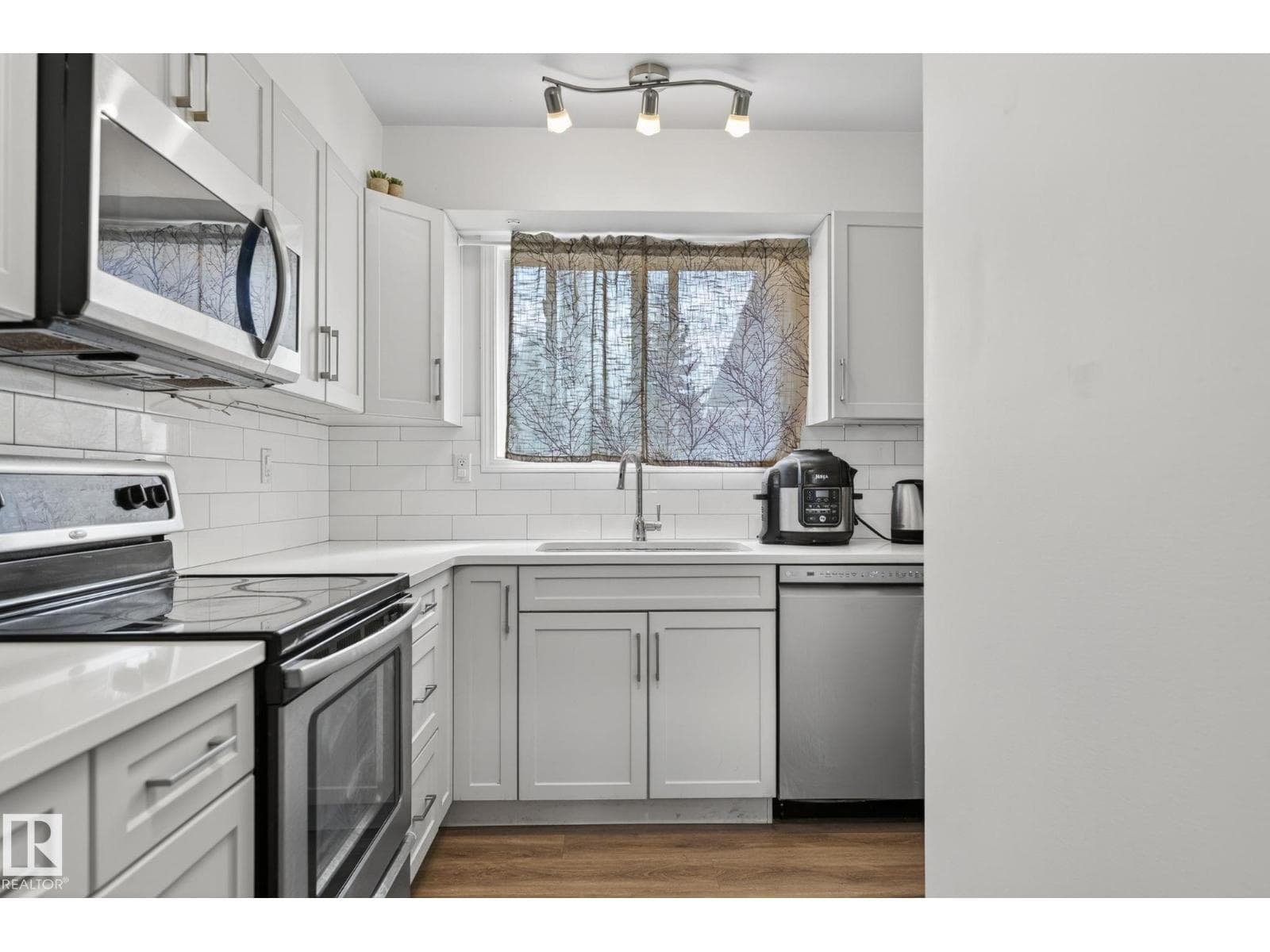 #53 7604 29 AV NW — photo 3