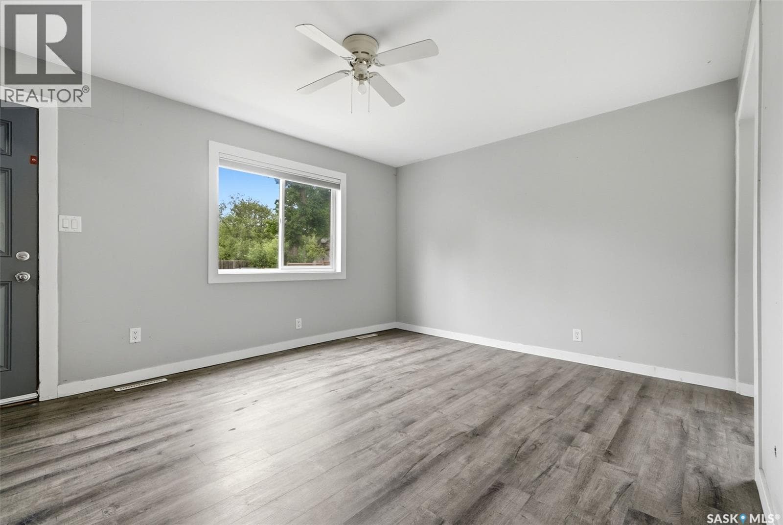 922 Athol STREET — photo 4