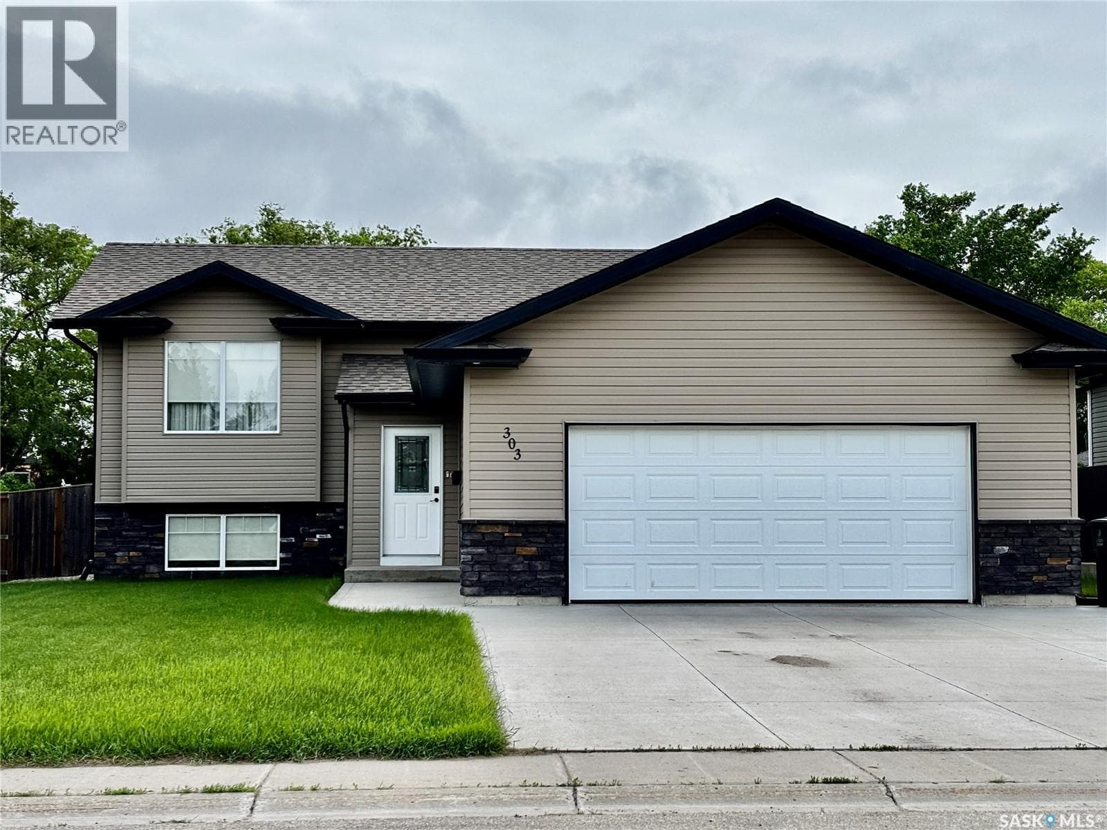 303 Diefenbaker AVENUE