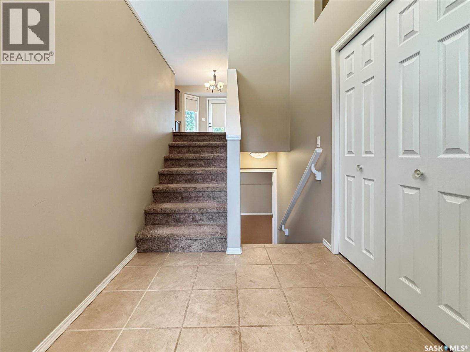 303 Diefenbaker AVENUE — photo 2