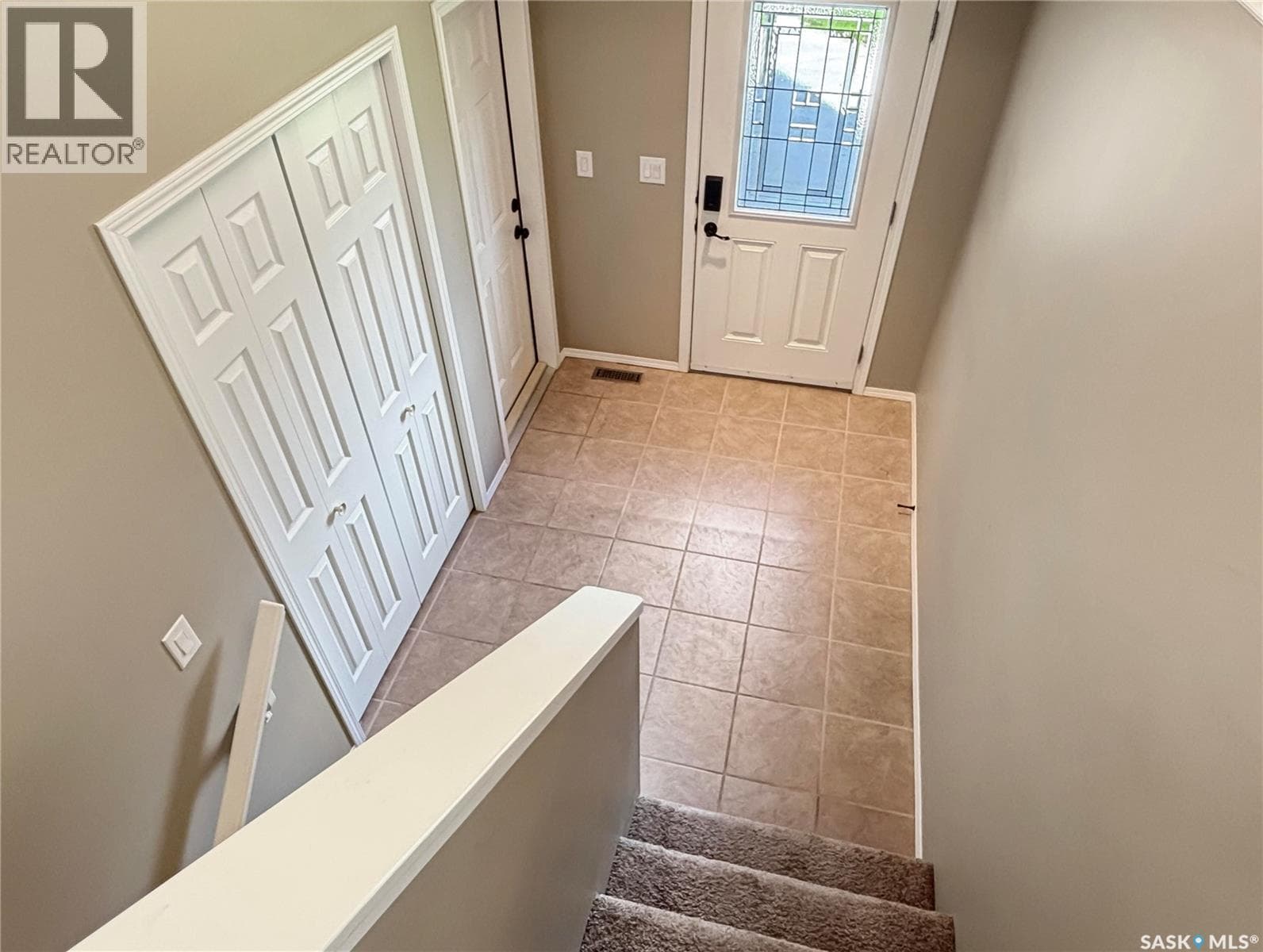 303 Diefenbaker AVENUE — photo 3