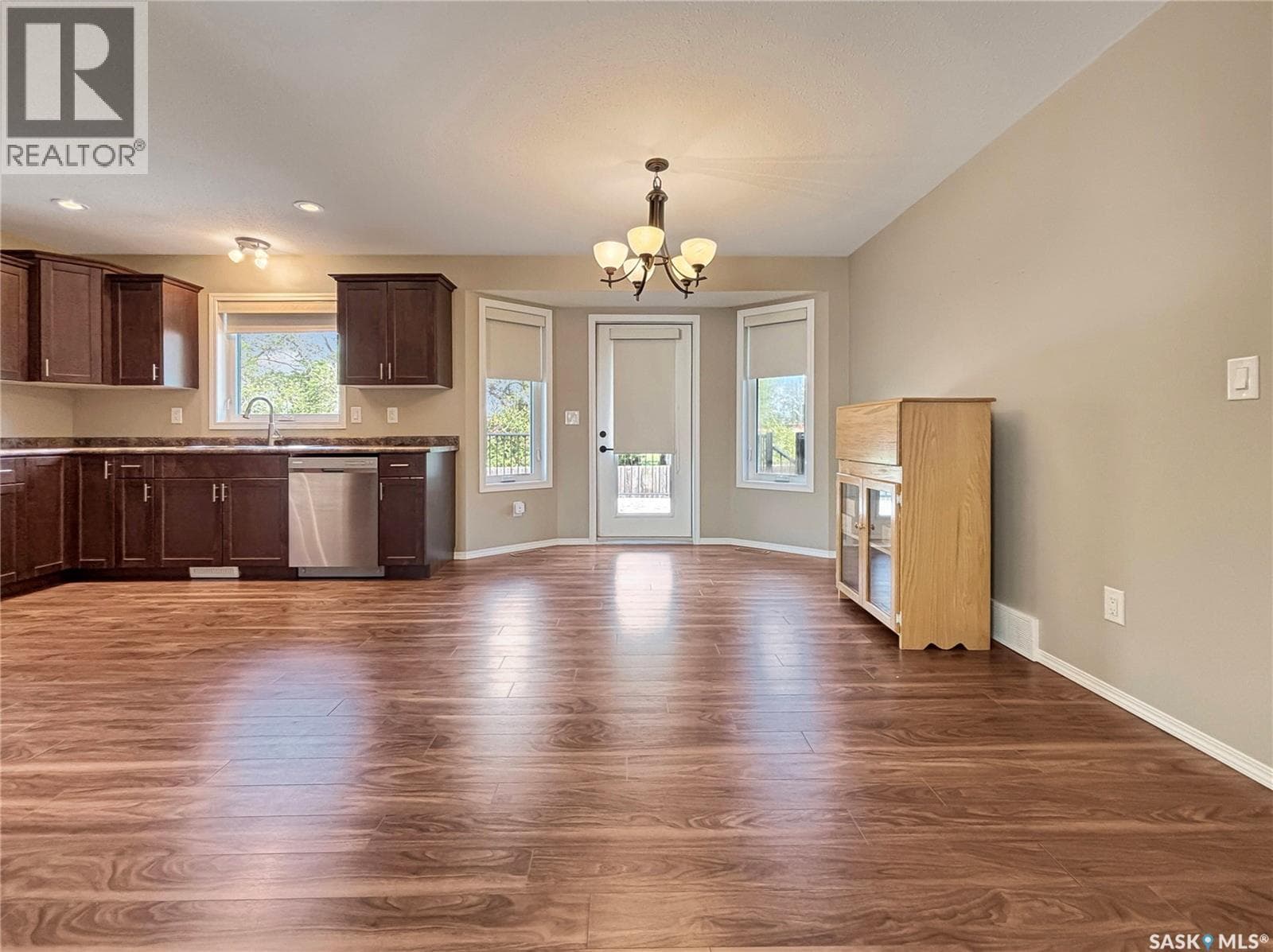 303 Diefenbaker AVENUE — photo 4