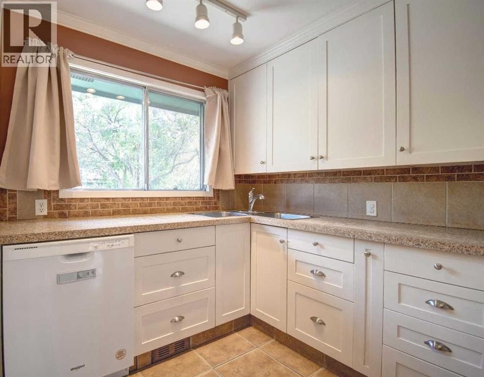 294 Southampton Drive SW — photo 4