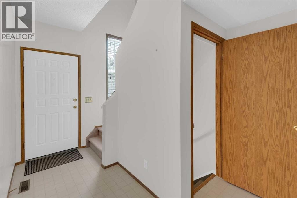216 Shawinigan Drive SW — photo 2