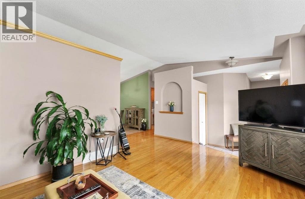 94 Perry Crescent NE — photo 4