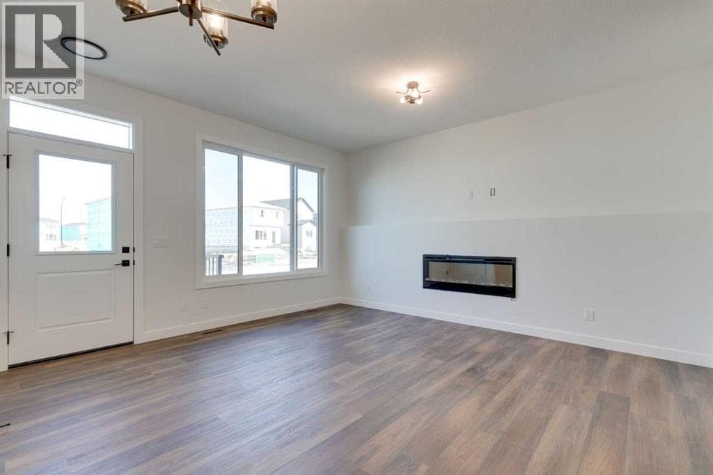 182 Lanark Gate SE — photo 3