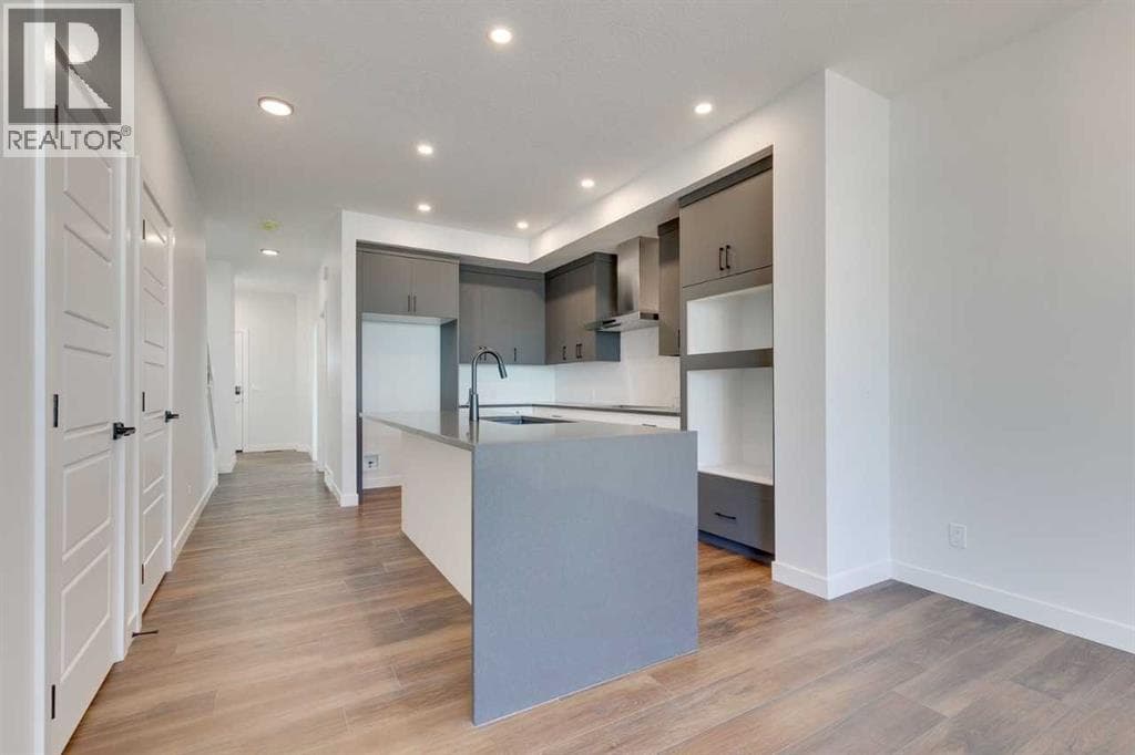 182 Lanark Gate SE — photo 2