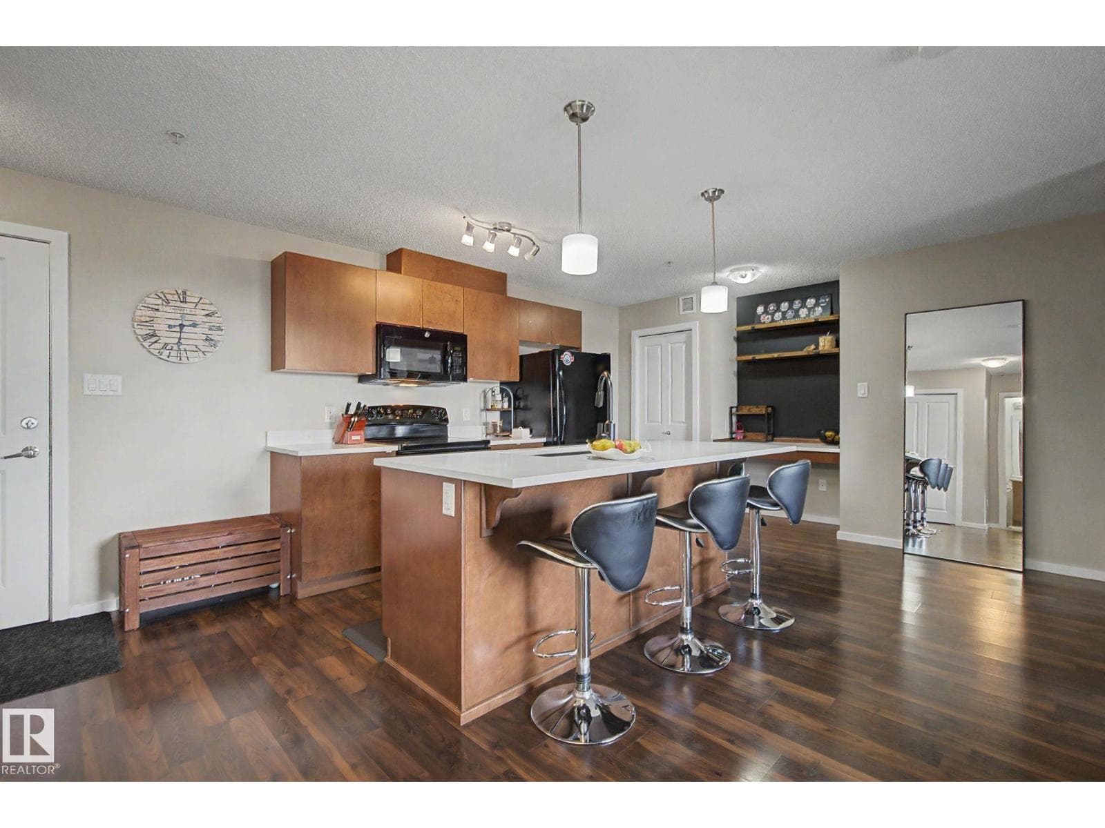 #334 504 ALBANY WY NW — photo 3