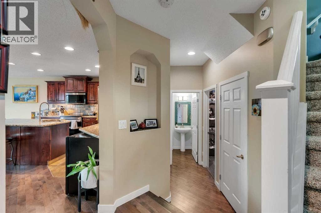28 Cranwell Crescent SE — photo 3