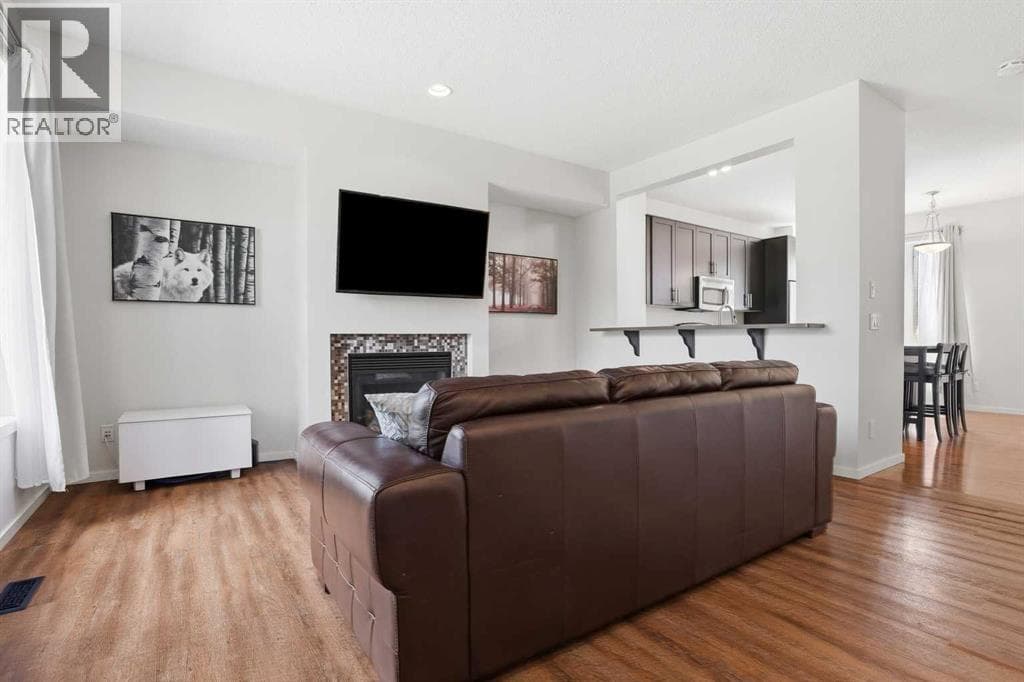 184 Chapalina Square SE — photo 2