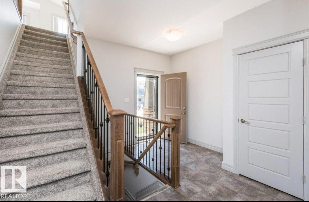 5912 19 AV SW — photo 3