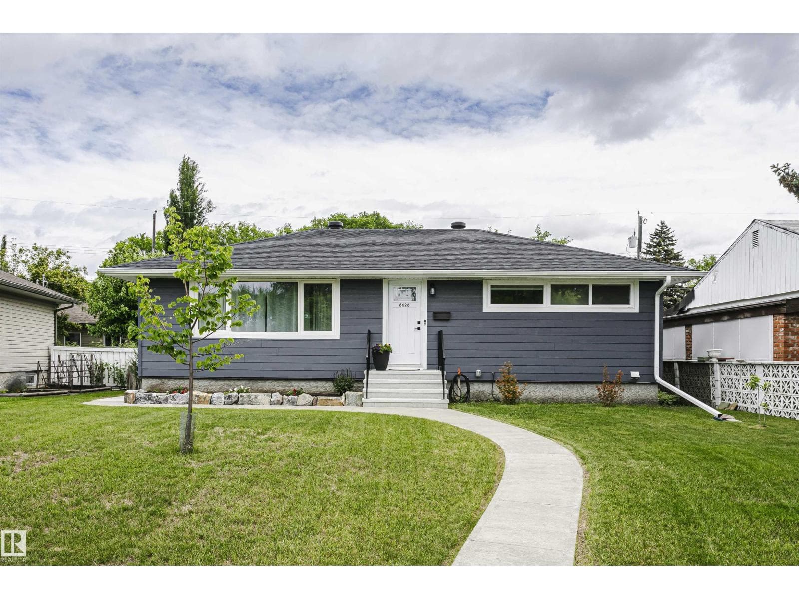 8628 64 AV NW — photo 4