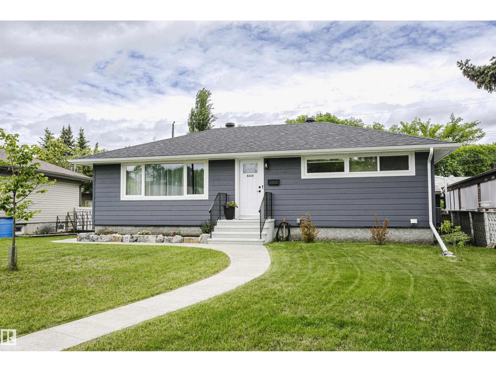 8628 64 AV NW — photo 5