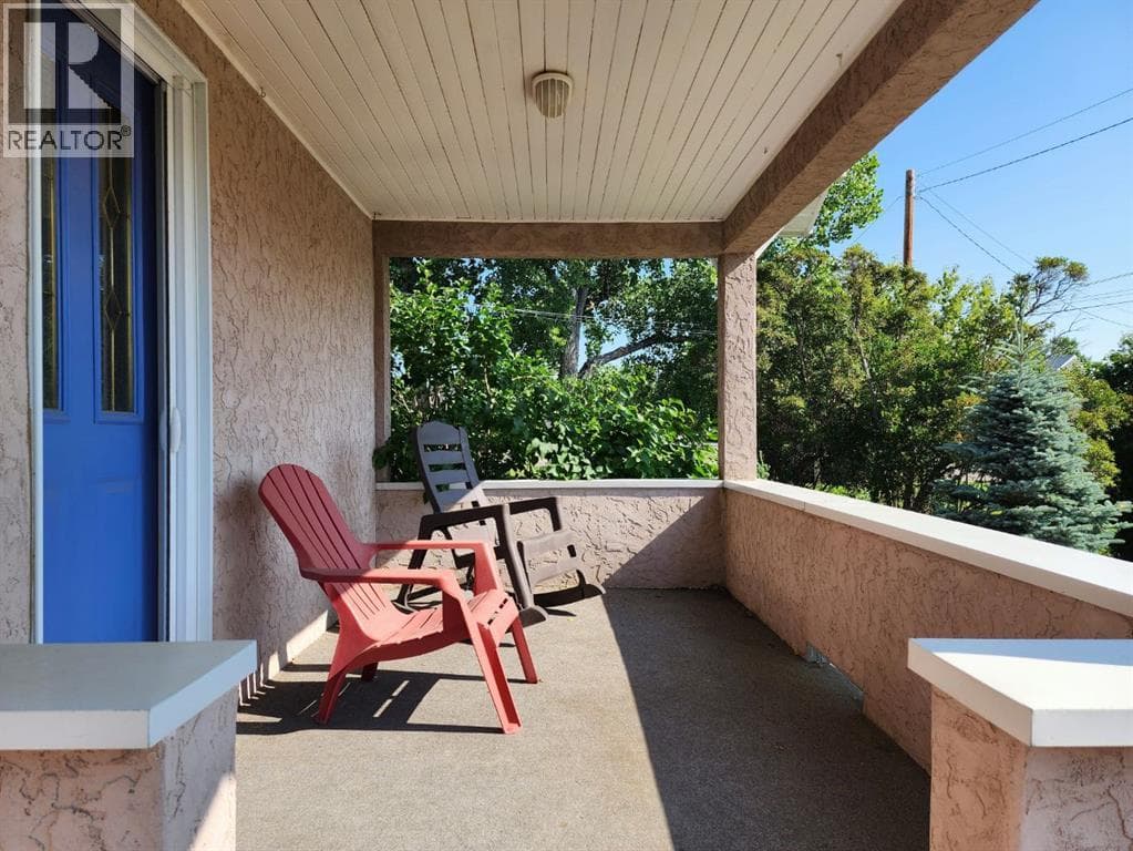 4813 4 Street W — photo 3
