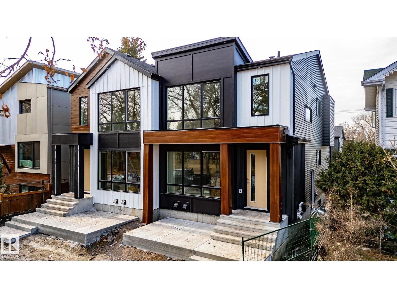 9224/9226 94 ST NW