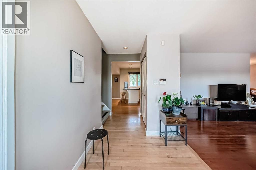 1220 73 Avenue SW — photo 4