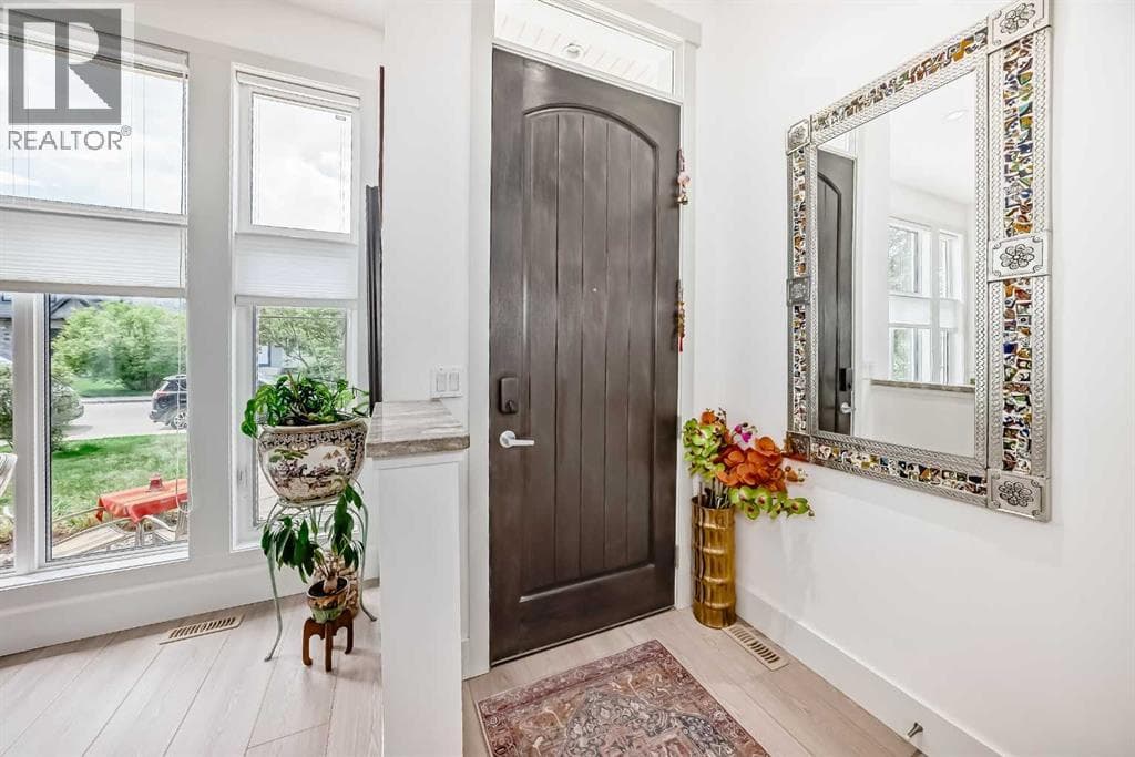 1048 Regal Crescent NE — photo 3