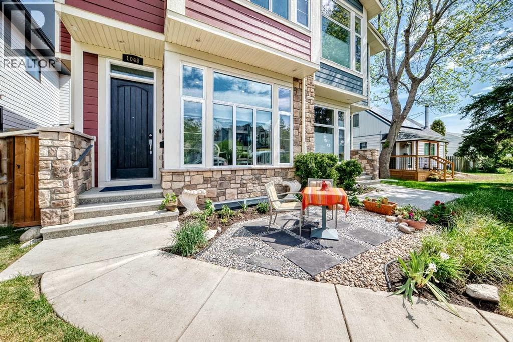 1048 Regal Crescent NE — photo 2
