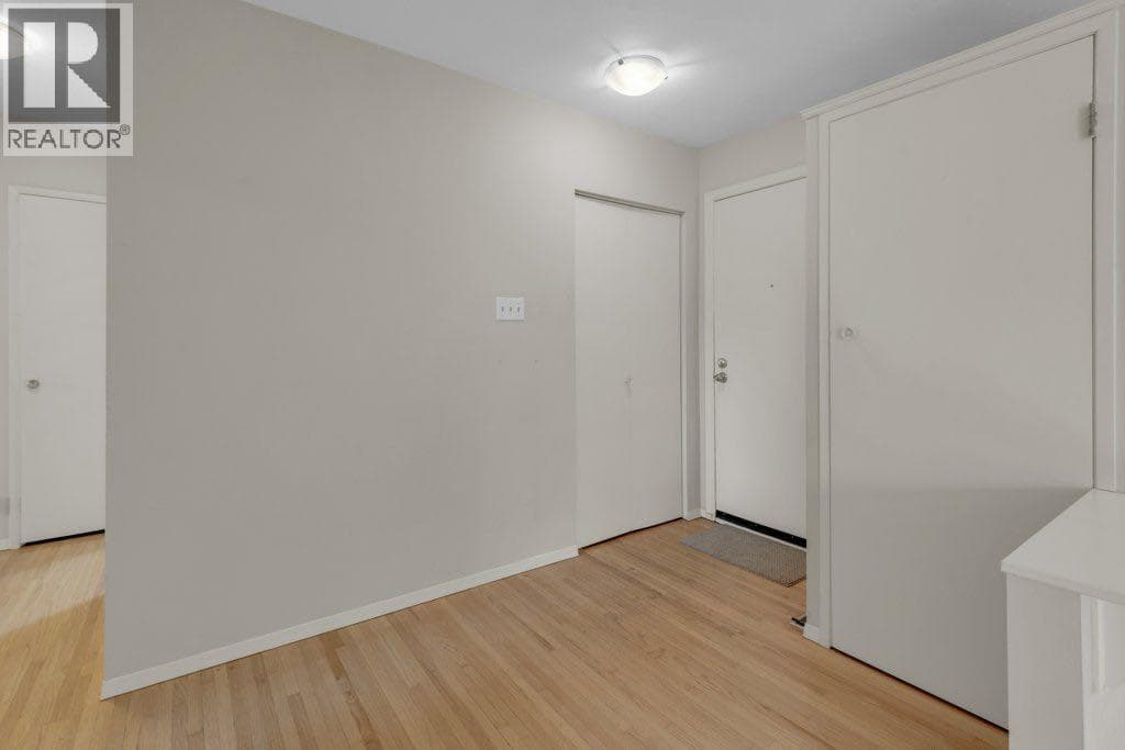 3136 46 Street SW — photo 4
