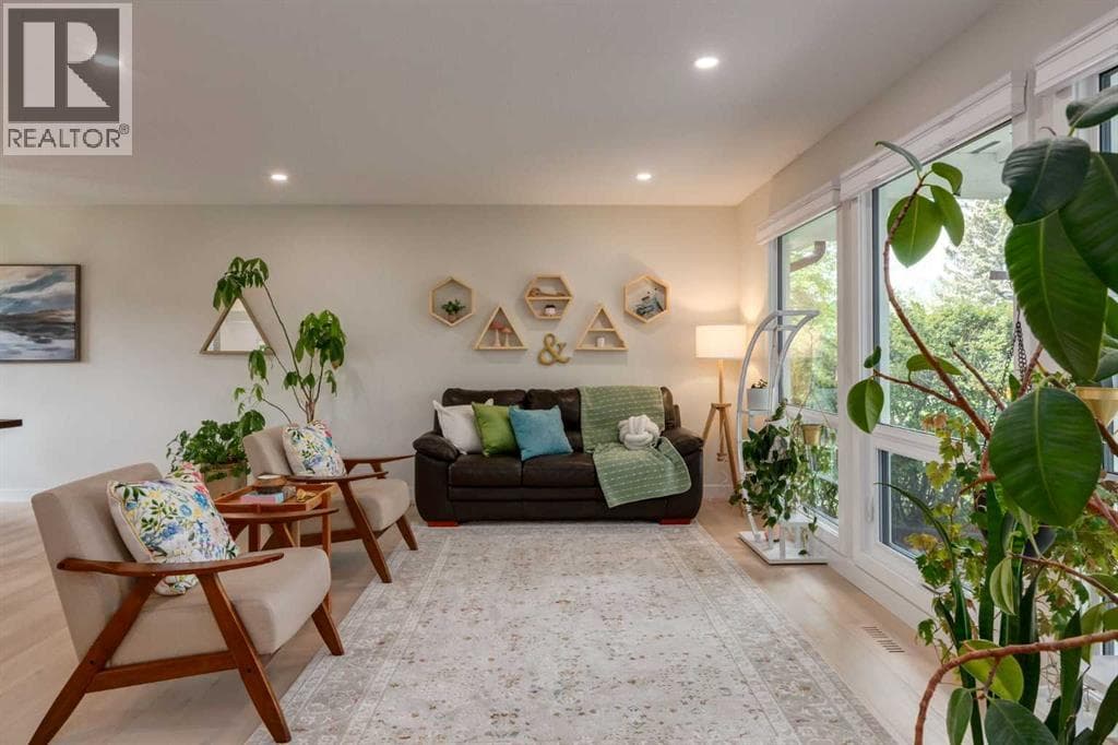956 Midridge Drive SE — photo 5