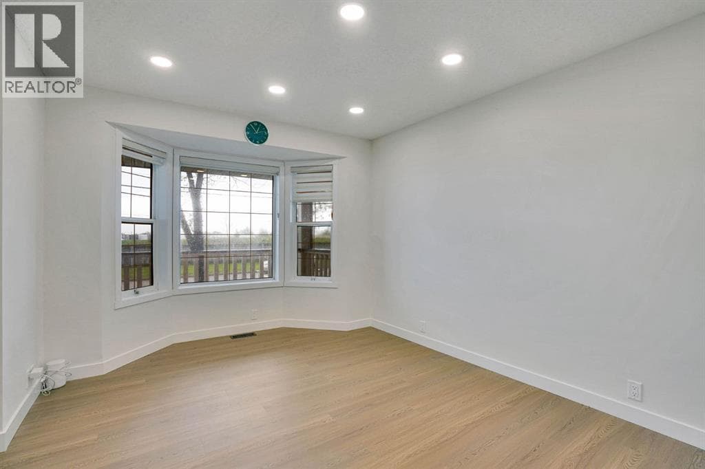 112 Martinglen Close NE — photo 4