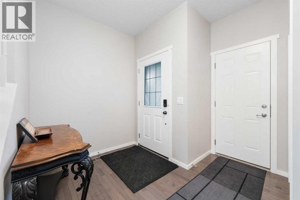 229 Kingsbury Close SE — photo 3