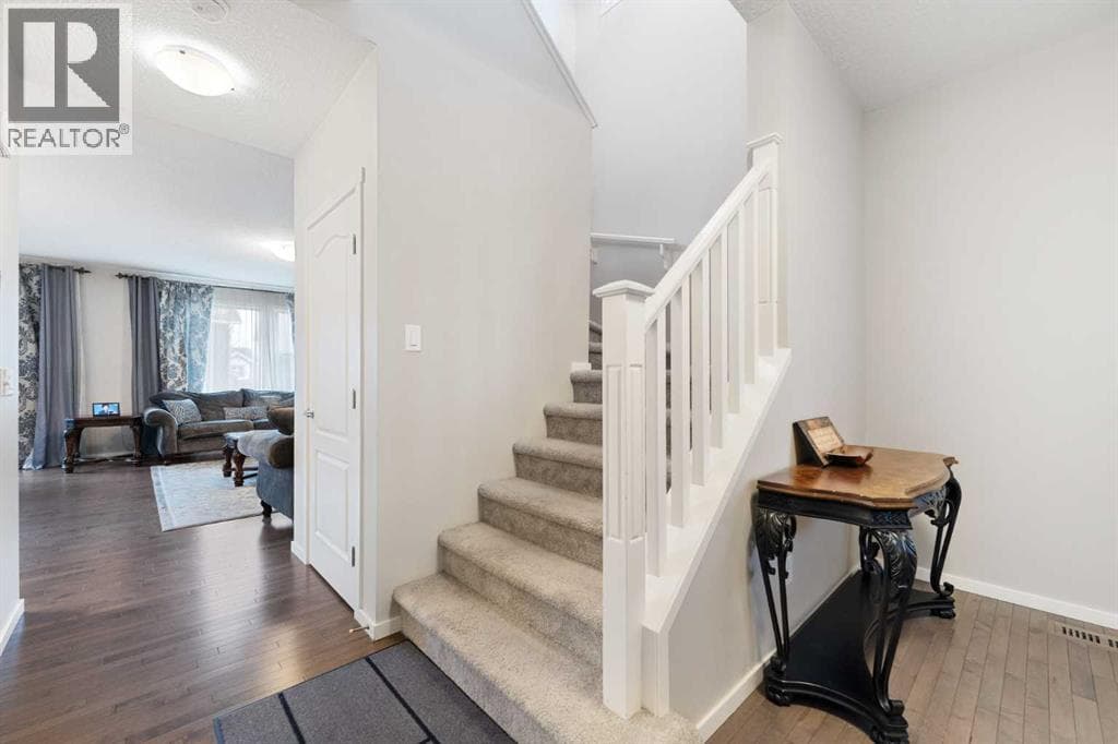 229 Kingsbury Close SE — photo 4