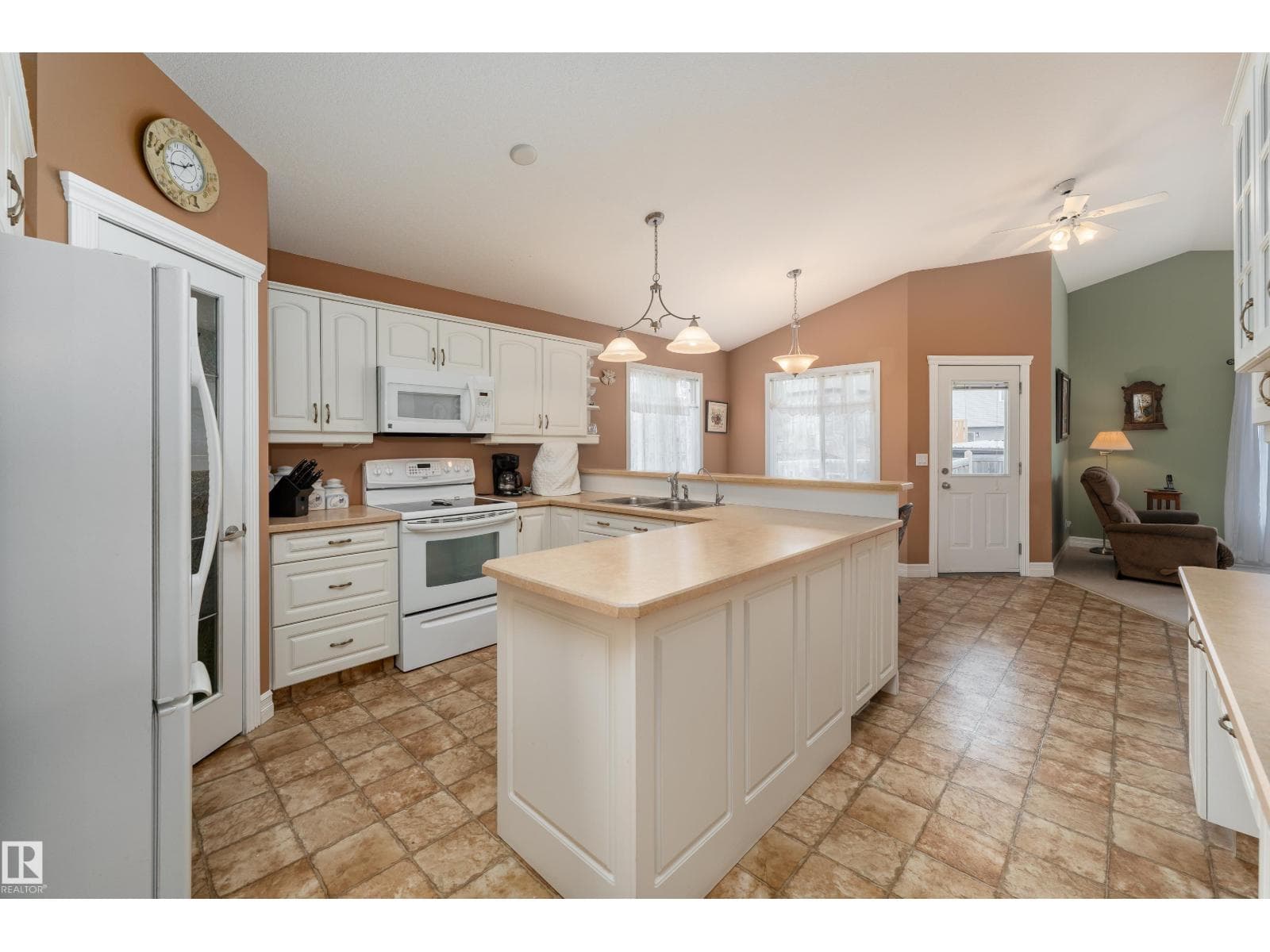 47 LAMPLIGHT DR — photo 2