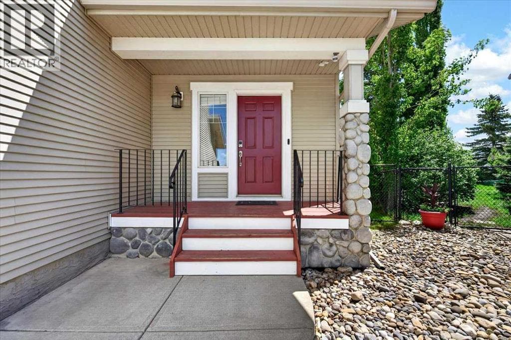 18 Cougarstone Bay SW — photo 4