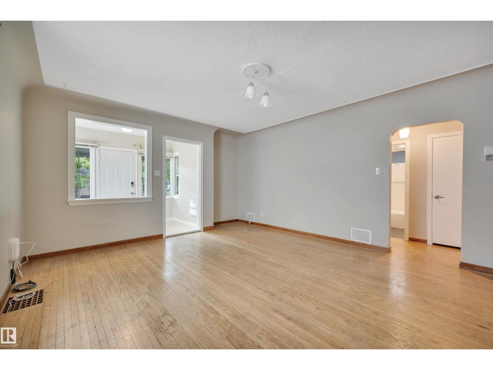 9624 77 AV NW — photo 4