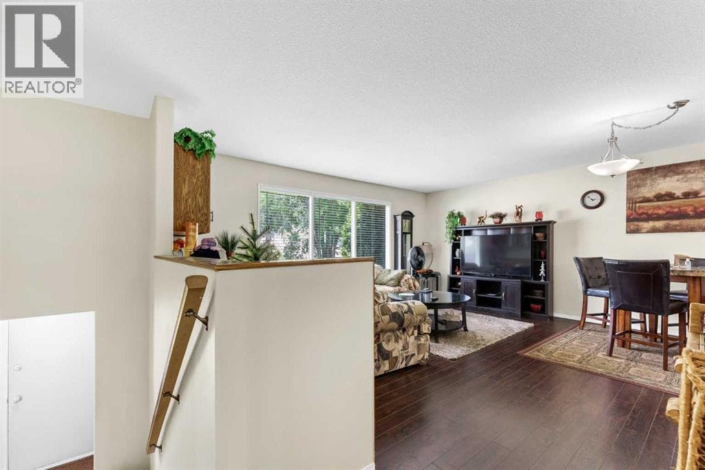 409 4 Street NW — photo 3