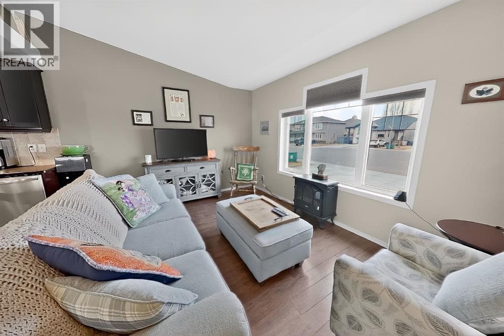 645 Silkstone Point W — photo 4