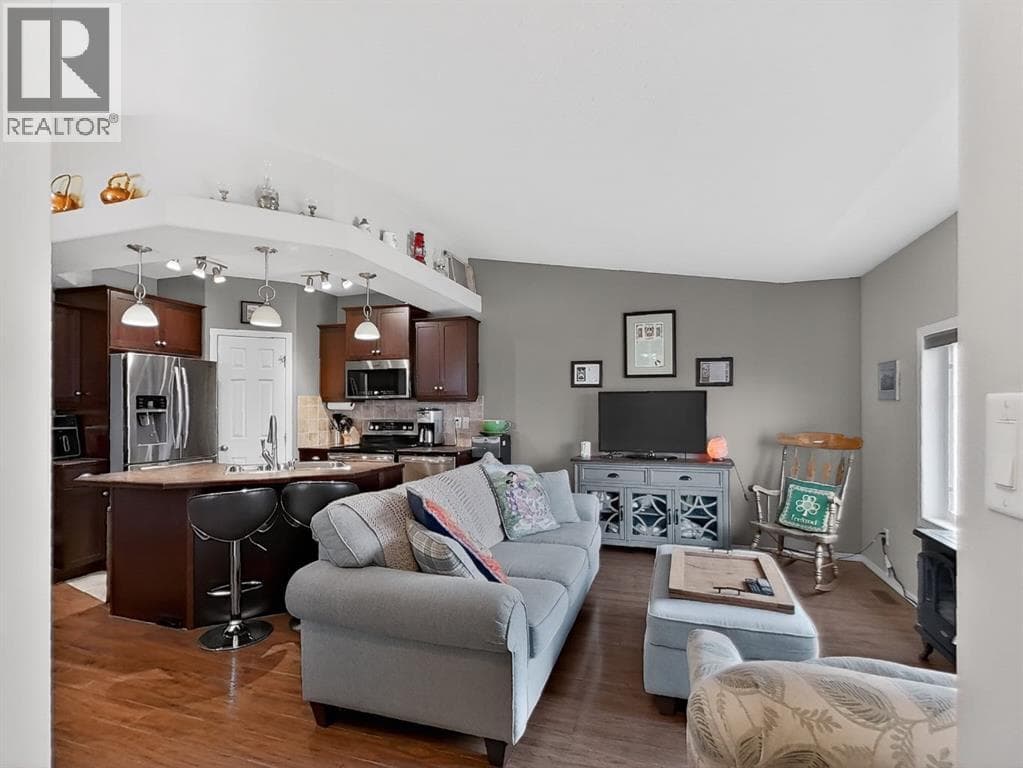 645 Silkstone Point W — photo 3
