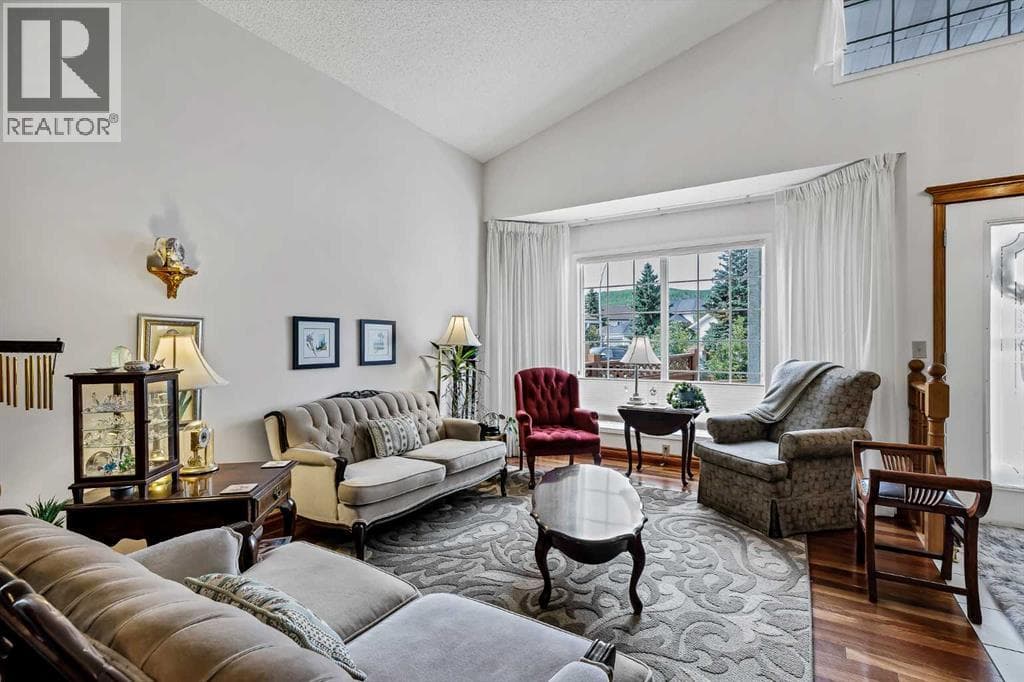 44 Valley Meadow Close NW — photo 4